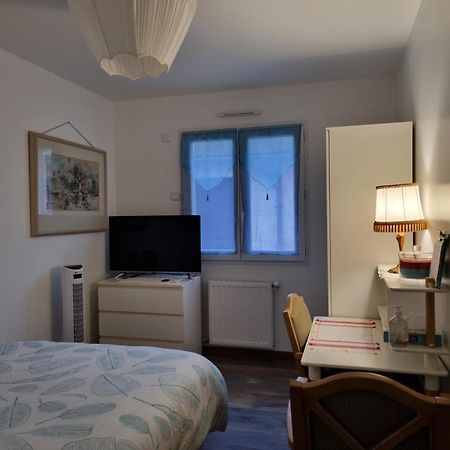 1 Chambre Pour 2 Personnes "Chez L'Habitant" Maison Possede Un Petit Chien Quincy-Voisins 외부 사진